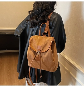 Détail du sac à dos en daim camel avec cordon de serrage porté par un mannequin