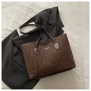Détail d'un sac cabas imprimé léopard avec texture mate et inscription FASHION chic