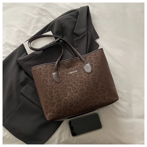 Gros plan du sac cabas léopard avec texte FASHION et détails de texture mate douce
