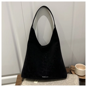 Dettaglio di una borsa tote grande in camoscio nero con logo FASHION argentato