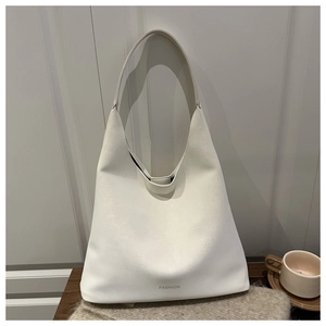 Dettaglio della borsa hobo in pelle bianca capiente con logo Fashion e arredi