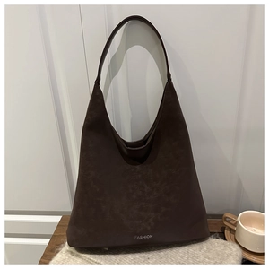 Dettaglio della borsa tote in pelle opaca marrone scuro con stampa FASHION argento
