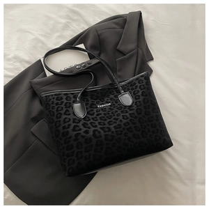 Détail du sac fourre-tout léopard noir avec texte fashion blanc et texture douce
