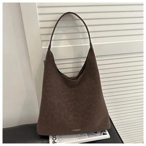 Dettaglio della borsa tote vintage in ecopelle marrone scuro con trama granulosa e logo
