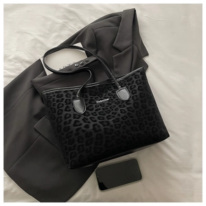 Détail du grand sac cabas à imprimé léopard avec texte FASHION blanc sur tissu velouté
