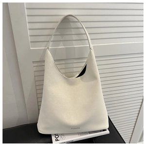 Dettaglio della borsa Hobo bianca su seduta in pelle nera con logo FASHION