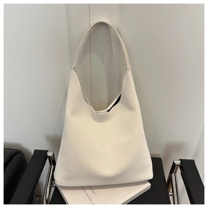 Dettaglio della scritta Fashion a rilievo sul fondo di questa borsa hobo color crema
