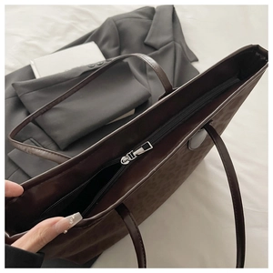 Détail du sac cabas léopard montrant la fermeture éclair argentée et l'intérieur