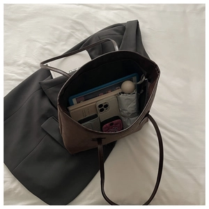 Grand sac cabas marron foncé montrant l'espace intérieur avec tablette et accessoires