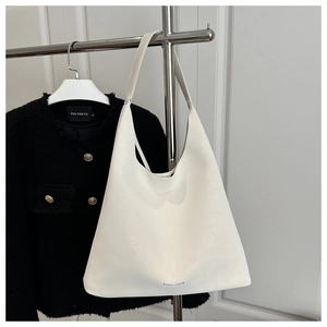 Détail du sac hobo blanc montrant le cuir texturé et le logo Fashion argenté gravé