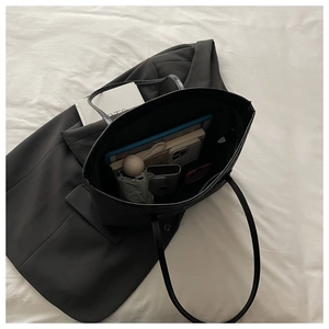 Vue de dessus du grand sac cabas noir montrant l'intérieur spacieux pour accessoires