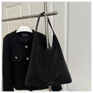 Détail du sac cabas en daim noir mat montrant la gravure argentée FASHION sur le sac