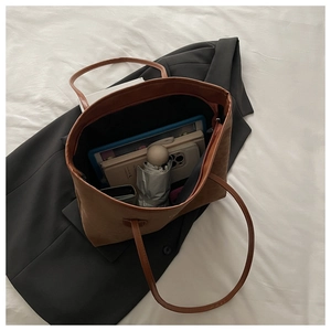 Vue de dessus de l'intérieur du sac cabas en cuir marron avec grande capacité