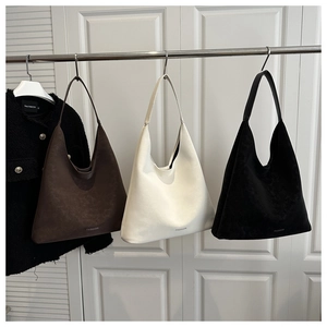 Borse a spalla hobo minimaliste nei colori marrone, bianco e nero con finitura opaca