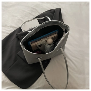 Détails intérieurs du grand sac cabas argenté montrant la capacité pour tablette et portable