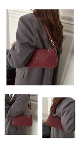 Détail d'un sac sous les aisselles bordeaux à motif léopard avec fermeture éclair argent