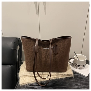 Détail d'un grand sac cabas à imprimé léopard avec texte Fashion sur un fini daim doux