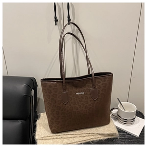 Détail du grand sac cabas léopard avec texture velours et logo FASHION brodé