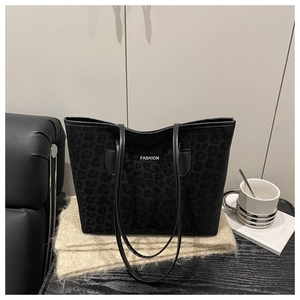 Détail du sac cabas léopard tendance avec grande capacité et texture en daim doux