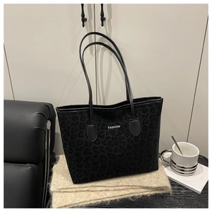 Détail du sac cabas léopard noir avec texte Fashion blanc sur tissu en daim doux