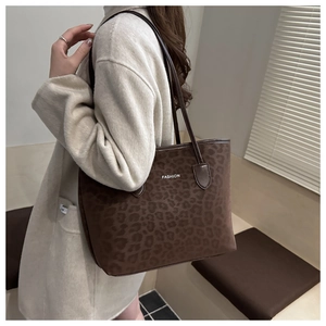 Vue détaillée d'un grand sac cabas à imprimé léopard avec texte FASHION et bandoulière