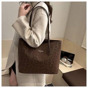 Vue détaillée du sac cabas léopard avec lanières brunes et logo de texte fashion blanc