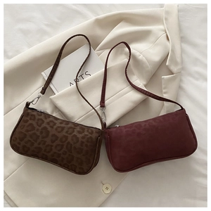 Détails des sacs baguette à imprimé léopard et bordeaux sur un blazer beige
