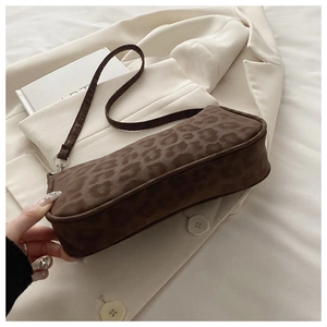 Détail du sac à main léopard avec finition en daim texturé et bandoulière élégante