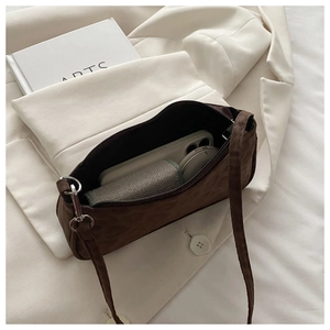 Détail de l'intérieur du mini sac léopard montrant la capacité pour les objets quotidiens