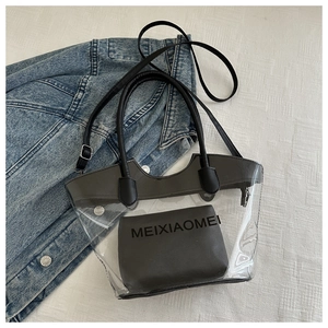 Détail d'un sac seau en PVC transparent avec bordure grise et pochette intérieure assortie