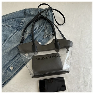 Détail macro du sac cabas en PVC imperméable avec bords en cuir et pochette intérieure noire