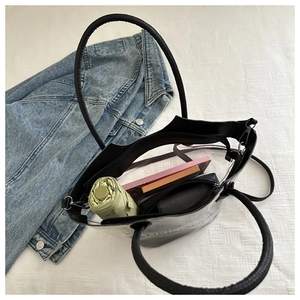 Détail macro de l'intérieur du sac fourre-tout transparent en PVC à grande capacité