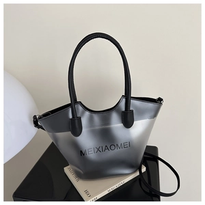 Vue détaillée du sac cabas en PVC dépoli gris argenté avec des poignées rondes noires