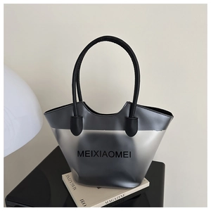 Détail du sac cabas en PVC gris argenté avec lettrage MEIXIAOMEI et poignées