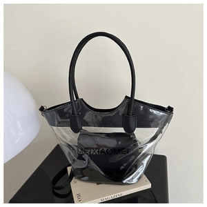 Vue détaillée du sac cabas en PVC transparent avec bordures en cuir noir et pochette