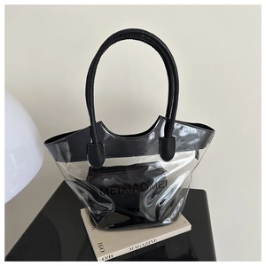 Détail du sac seau en PVC transparent avec poignées en cuir noir et pochette interne