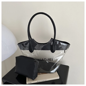 Vue détaillée du sac cabas transparent en PVC avec pochette noire et logo TIXIAOMEI