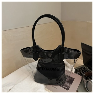 Détail d'un sac cabas en PVC avec pochette intérieure en cuir noir et marquage élégant