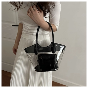 Détail du sac seau en PVC transparent avec une pochette intérieure noire et des poignées
