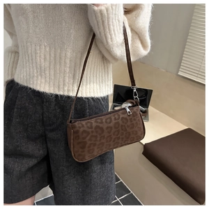 Gros plan sur un sac sous le bras à motif léopard marron avec fermeture éclair métallique