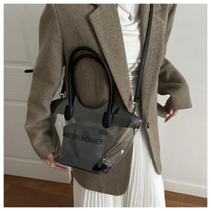 Détail du sac cabas transparent en PVC avec pochette noire et lettrage MEIXIAOMEI