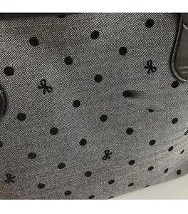 Détail du tissu à chevrons du cabas avec pois noirs et motifs de nœuds imprimés sur sac