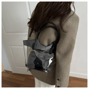 Détail du sac cabas transparent en PVC avec pochette intérieure noire et deux poignées