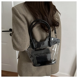 Sac cabas transparent en PVC avec poignées noires et pochette intérieure sur un modèle