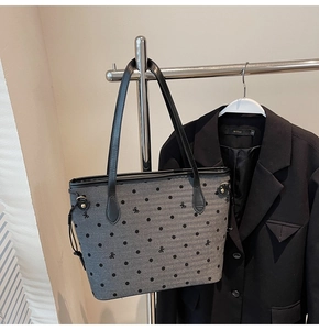 Détail du grand sac cabas gris avec pois noirs, broderie de nœud et cordons de serrage