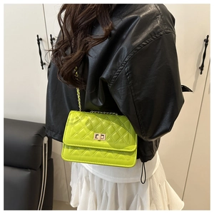 Détail du sac bandoulière matelassé vert fluo avec fermoir rotatif en métal doré