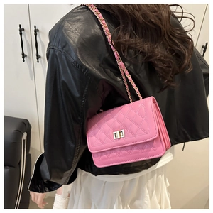 Vue de dos du mannequin portant le sac bandoulière rose matelassé avec chaîne dorée