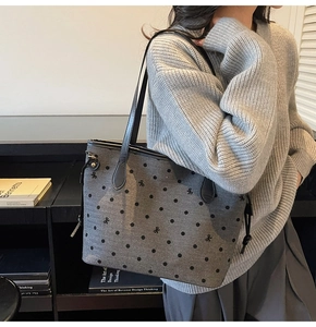Détail du sac cabas en toile grise à pois noirs avec cordon de serrage sur le côté