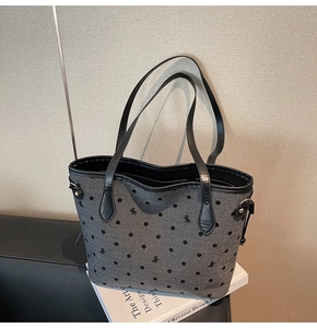 Vue détaillée du sac cabas en toile grise à pois noirs et poignées en cuir