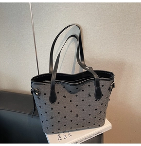 Détails du sac fourre-tout en toile à pois avec anses en cuir et crochets métalliques